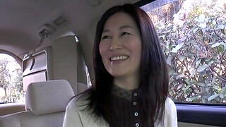 Sexy Japanese mature spreads her fingertips to ride a hard detect on the bed